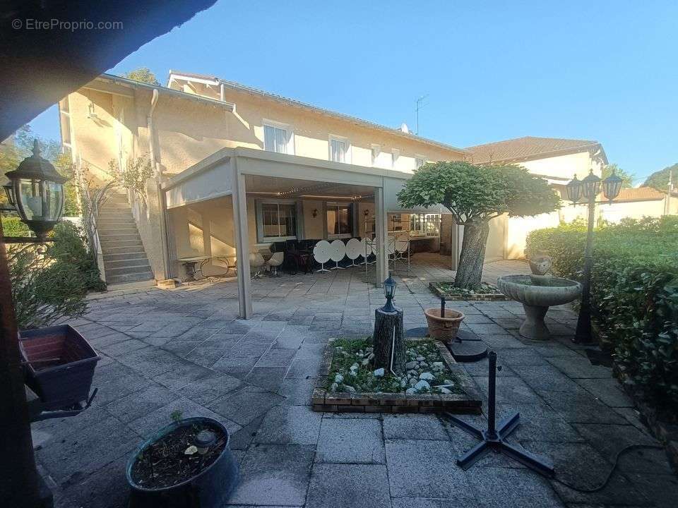 À SENNECÉ-LES-MÂCON BATIMENT T18 DE 838 M²  - Appartement à VARENNES-LES-MACON