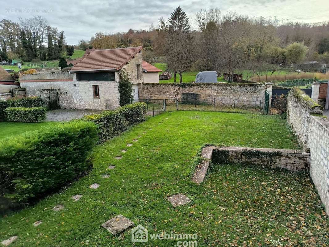 Érigé sur un terrain entièrement clos et sans vis-à-vis de 649 m² - Maison à PRESLES-ET-BOVES