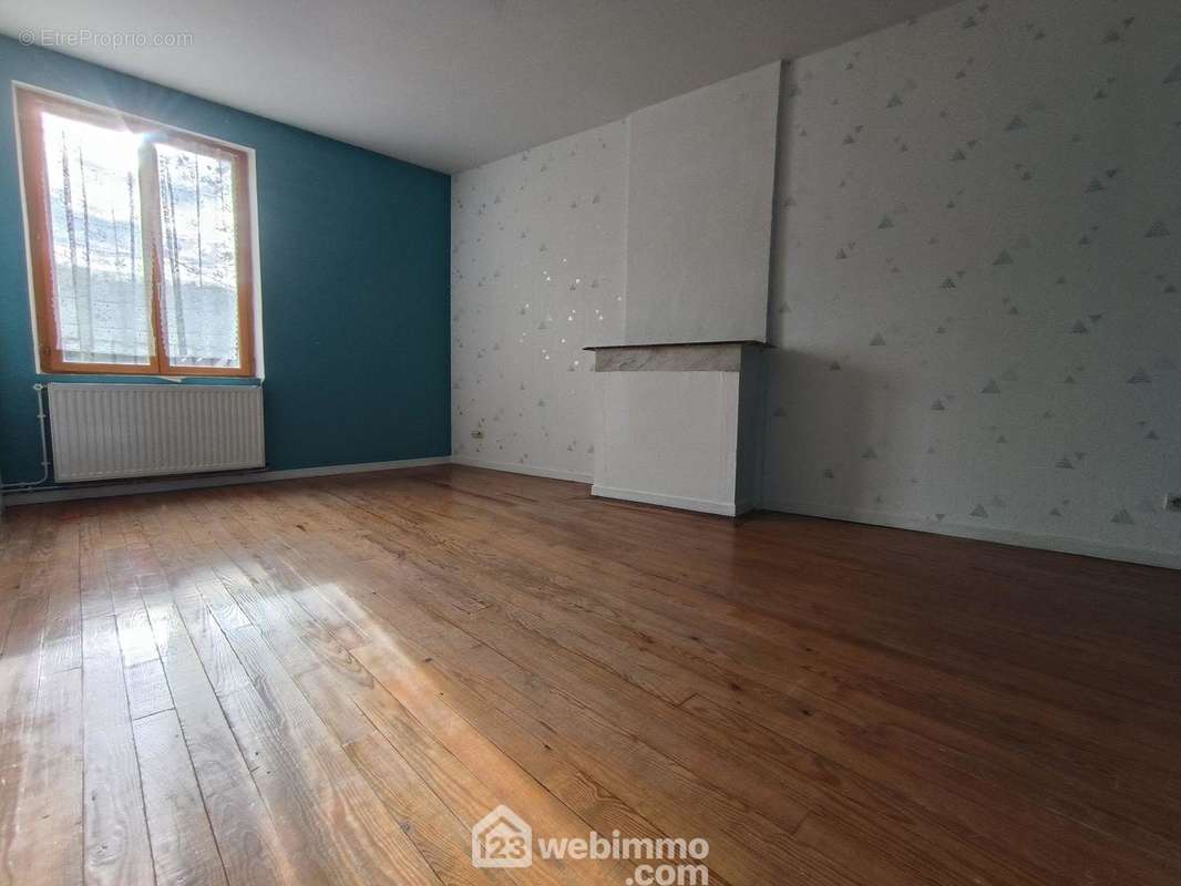 Une deuxième chambre de 17 m² - Maison à PRESLES-ET-BOVES