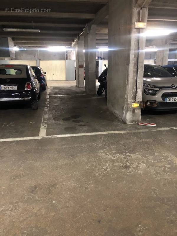 Parking à PARIS-16E