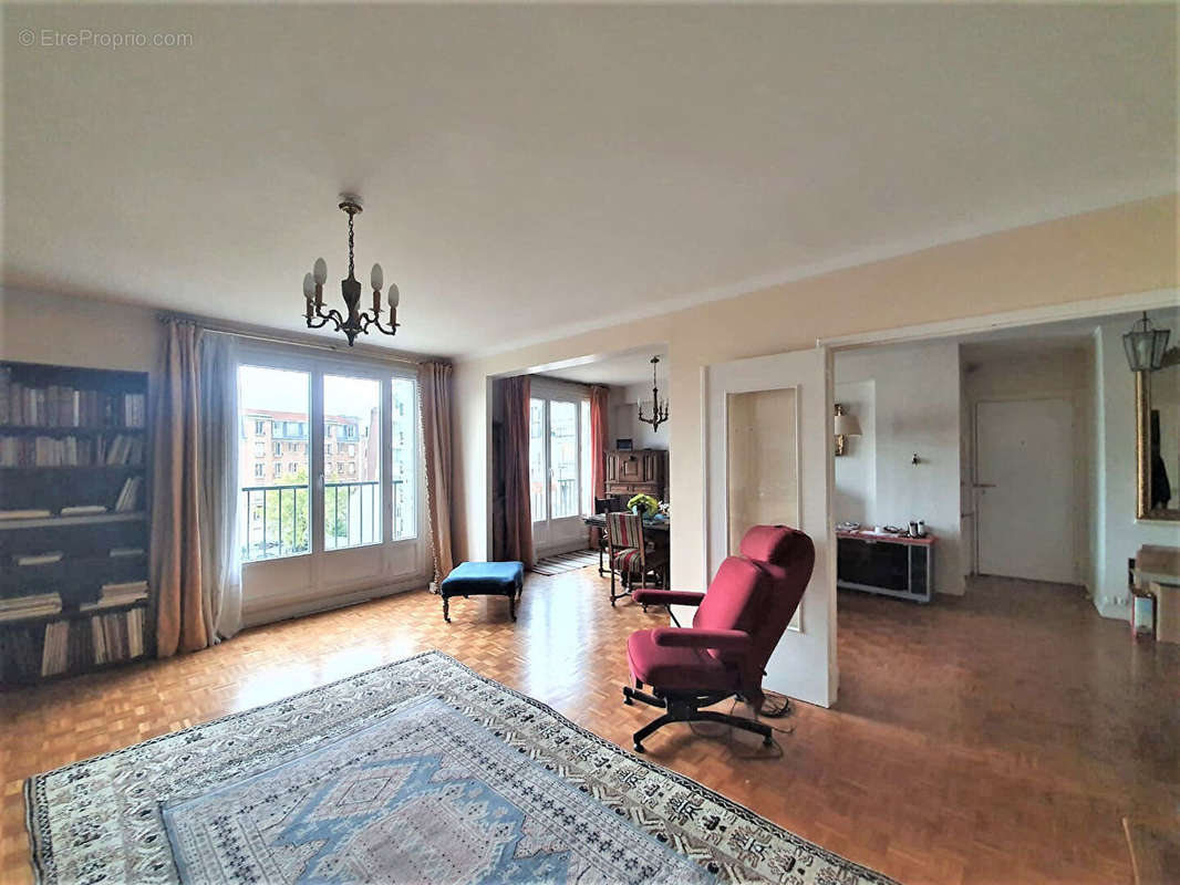 Appartement à COURBEVOIE