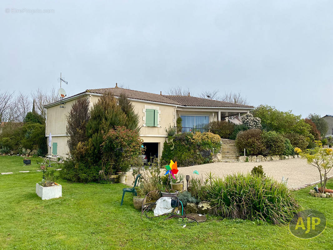 Maison à JARNAC-CHAMPAGNE