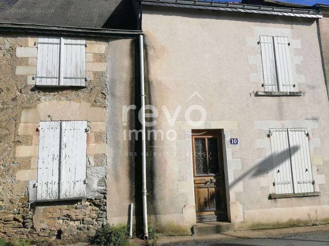 Maison à SAINT-LAMBERT-DU-LATTAY