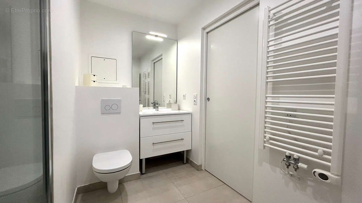 Salle d&#039;eau et Wc - Appartement à MEUDON