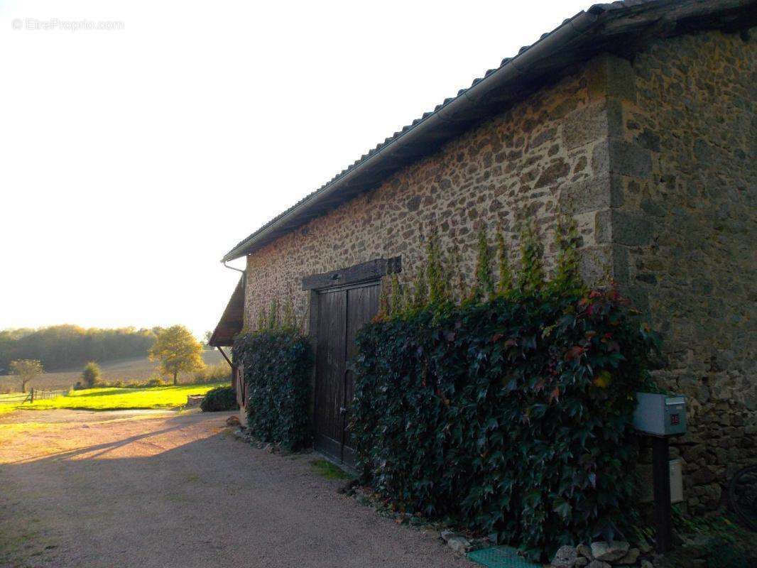 Maison à LES SALLES-LAVAUGUYON