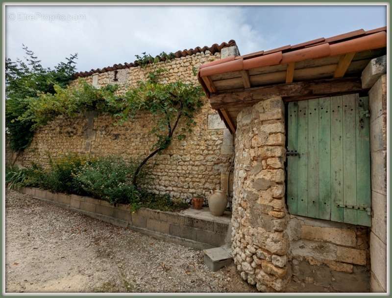 Maison à MONTMOREAU-SAINT-CYBARD