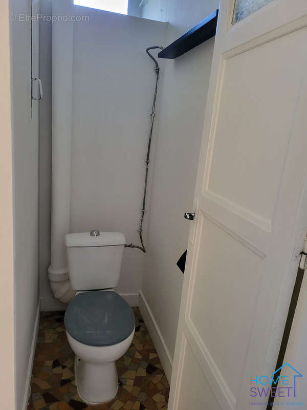 WC - Appartement à FLEURY-LES-AUBRAIS