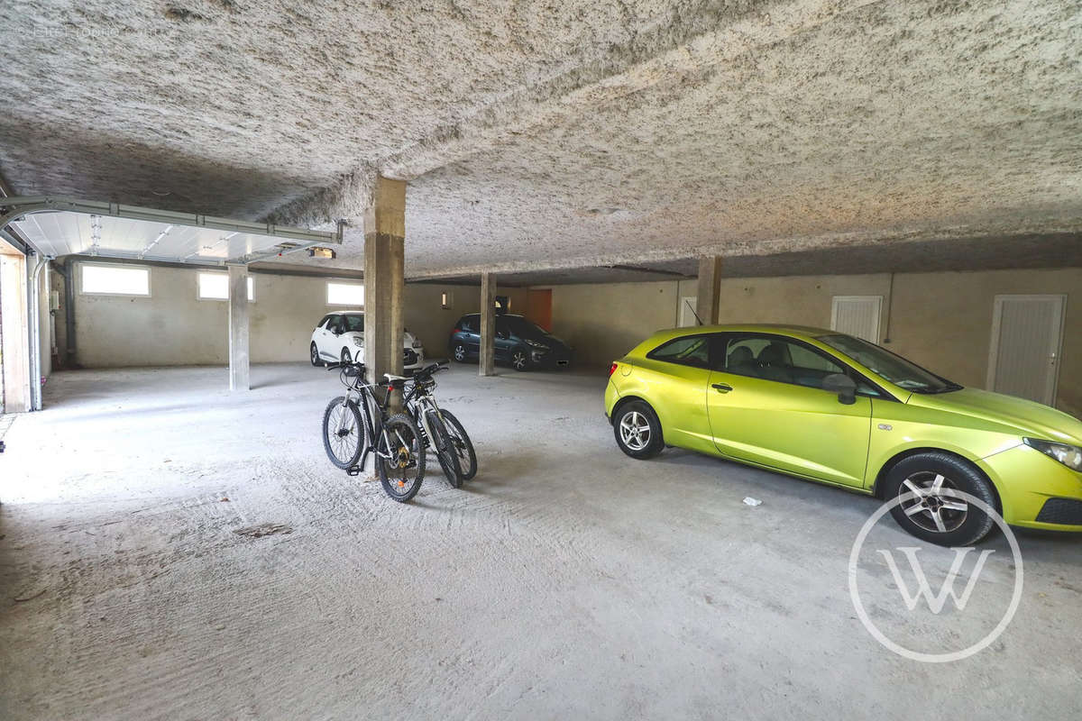 Parking à MONTMEYRAN