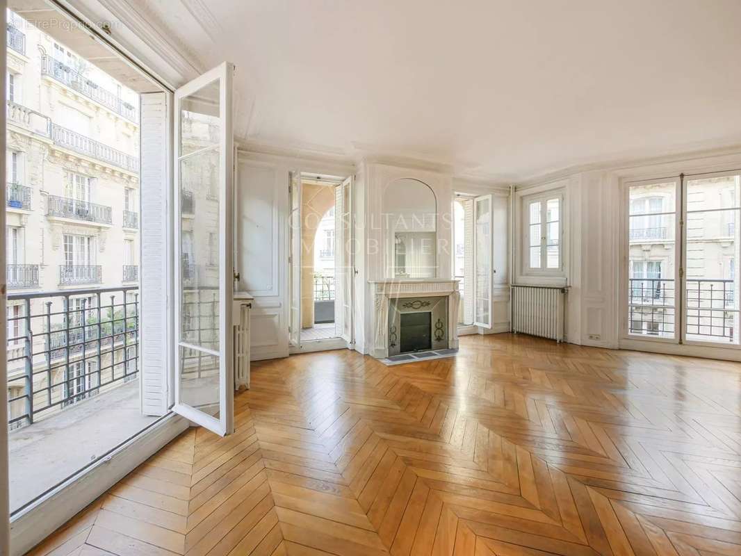 Appartement à PARIS-17E