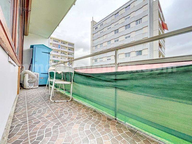 Appartement_T4_Gaillard_belle_superficie_prox_frontière_Suisse_direction_GENEVE_autoroutes_investissement_locatif_vente_vue_séjour_cuisine_ouverte_chambre_salle_de_bains_balcon_ - Appartement à GAILLARD