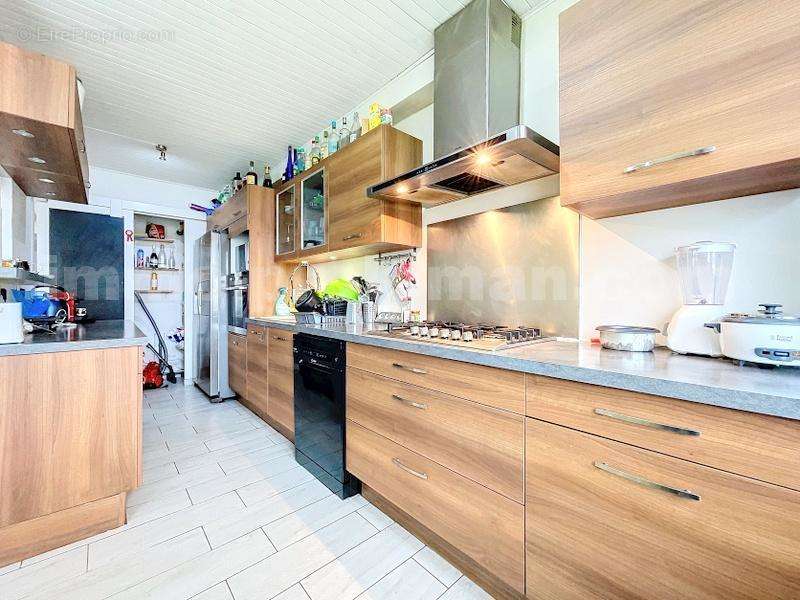 Appartement_T4_Gaillard_belle_superficie_prox_frontière_Suisse_direction_GENEVE_autoroutes_investissement_locatif_vente_vue_séjour_cuisine_ouverte - Appartement à GAILLARD