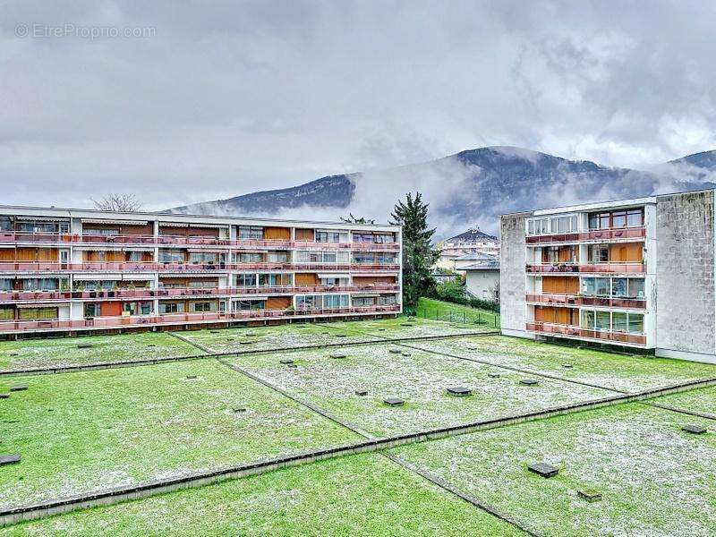 Appartement_T4_Gaillard_belle_superficie_prox_frontière_Suisse_direction_GENEVE_autoroutes_investissement_locatif_vente_vue_séjour_cuisine_ouverte_chambre_salle_de_bains_balcon_vue - Appartement à GAILLARD