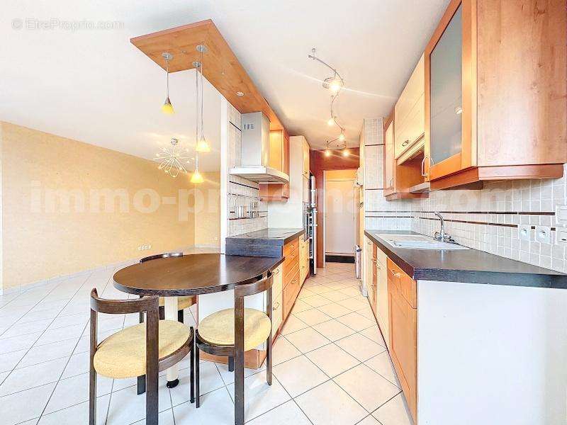 Appartement_T4_Annemasse_proches_frontieres_Suisse_Commerces_Ecoles_Bus_Voie_Verte_Ceva_Tram_cuisine_ouverte_Salon - Appartement à ANNEMASSE