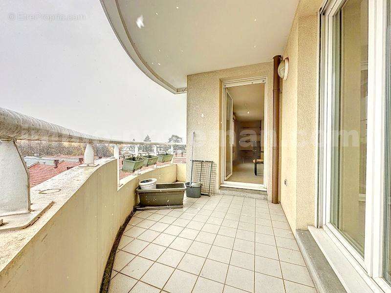 Appartement_T4_Annemasse_proches_frontieres_Suisse_Commerces_Ecoles_Bus_Voie_Verte_Ceva_Tram_cuisine_ouverte_Salon_chambre_salle_de_bain_grand_balcon_ - Appartement à ANNEMASSE