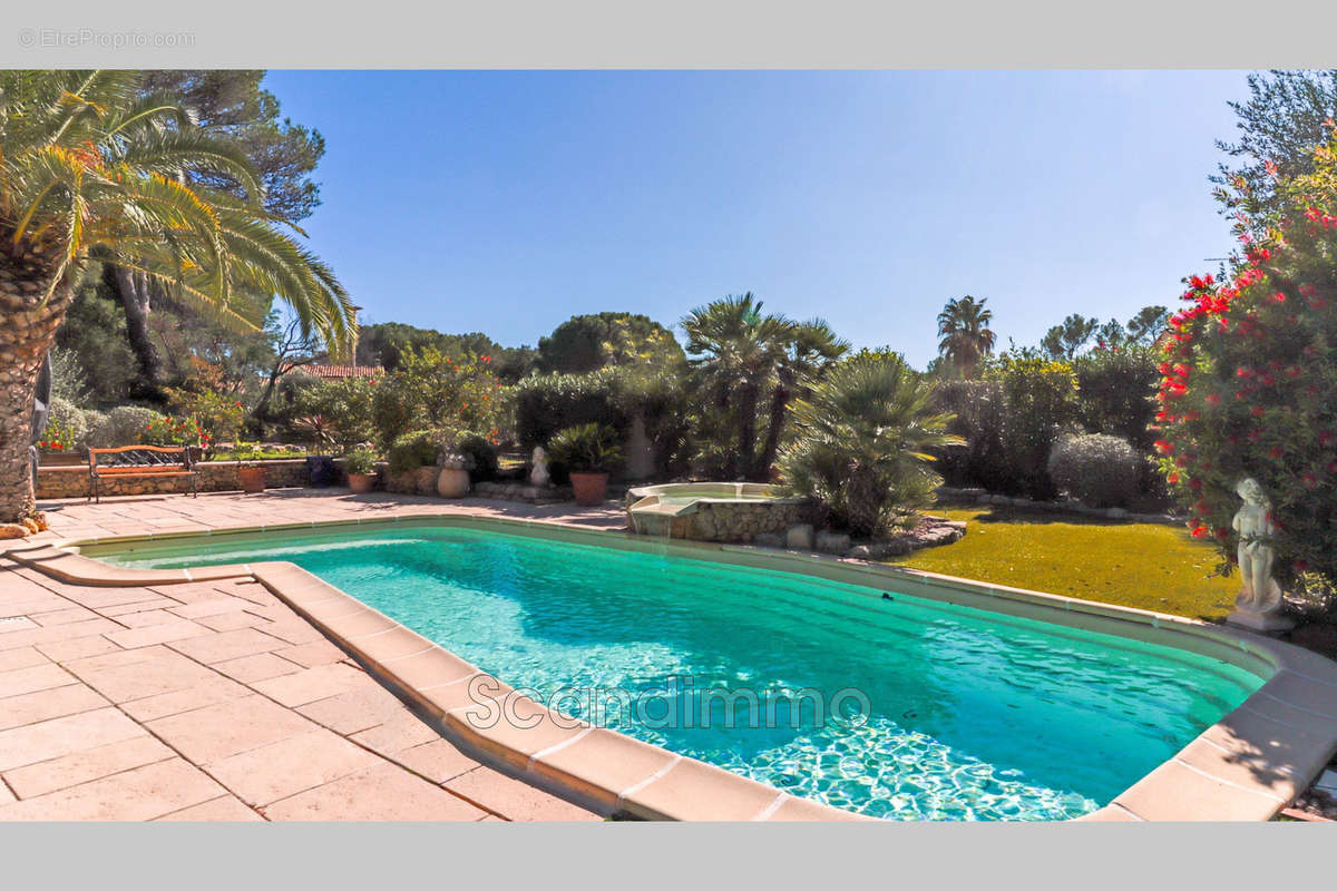 Maison à ROQUEBRUNE-SUR-ARGENS