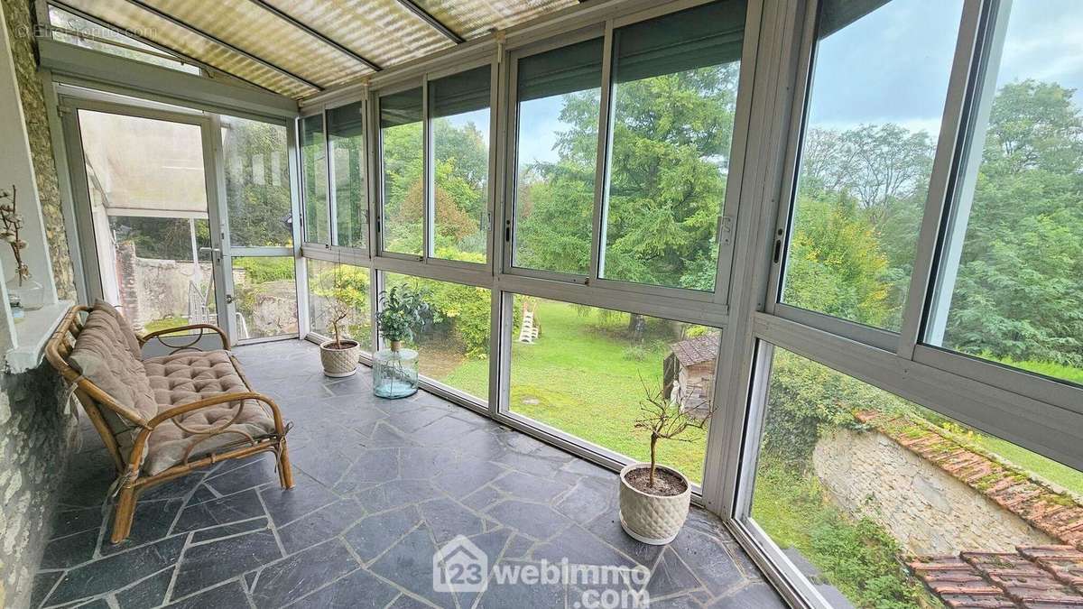 Une véranda de 14 m² avec une vue sur le superbe jardin. - Maison à MILLY-LA-FORET