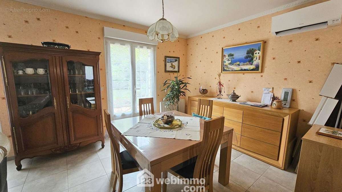 Un espace salle à manger avec son accès sur la terrasse. - Maison à MILLY-LA-FORET