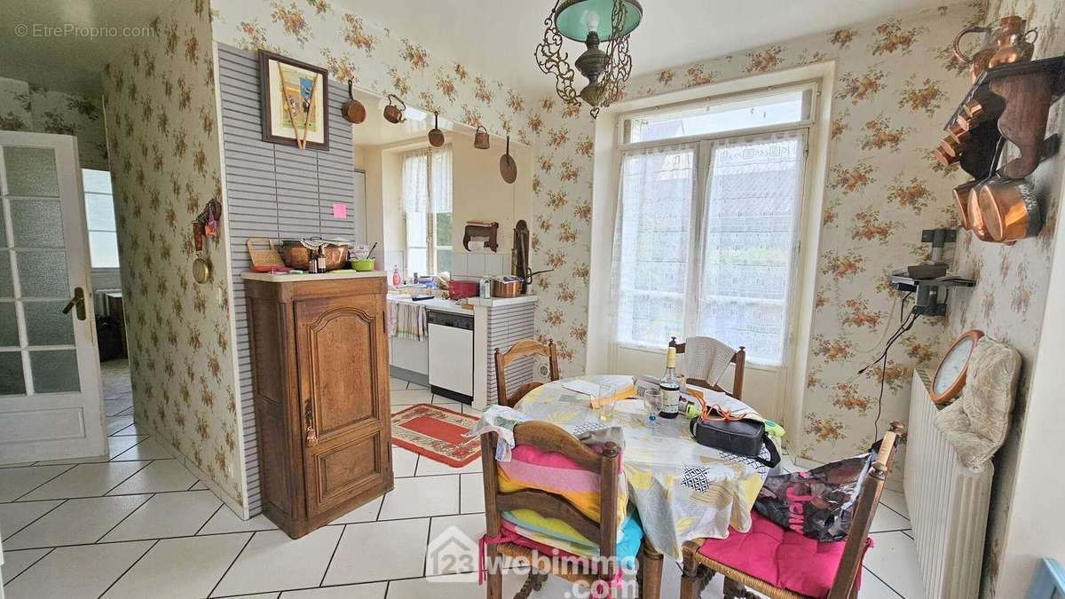 Un espace repas pour la cuisine...avec un accès sur la terrasse. - Maison à MILLY-LA-FORET