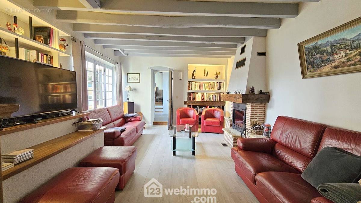 Un salon de 23 m² avec son insert cheminée. - Maison à BOIGNEVILLE