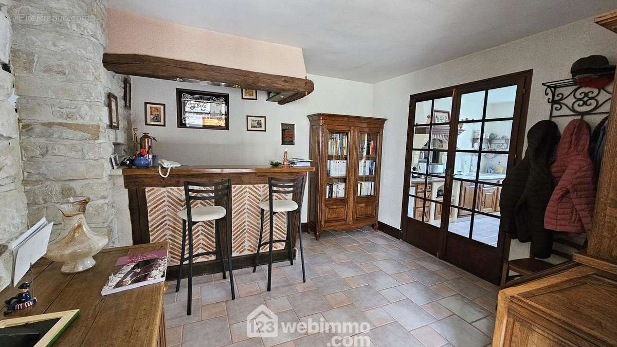 Une belle salle à manger de 13 m² avec accès direct sur la cuisine. - Maison à BOIGNEVILLE