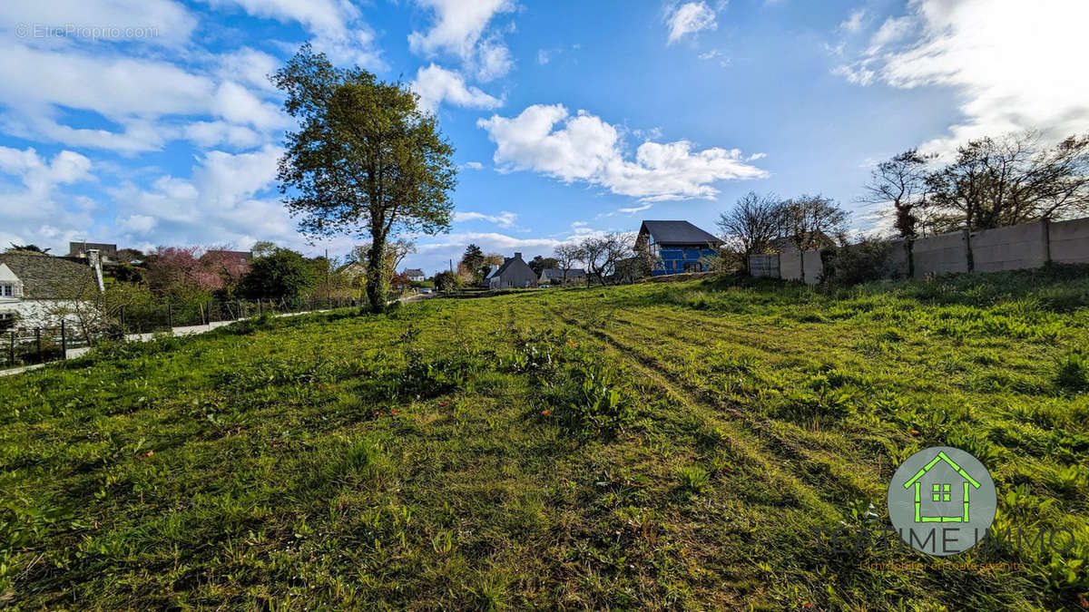 Terrain à LOCQUIREC