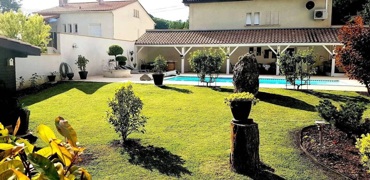 Maison à MONTAIGU-DE-QUERCY