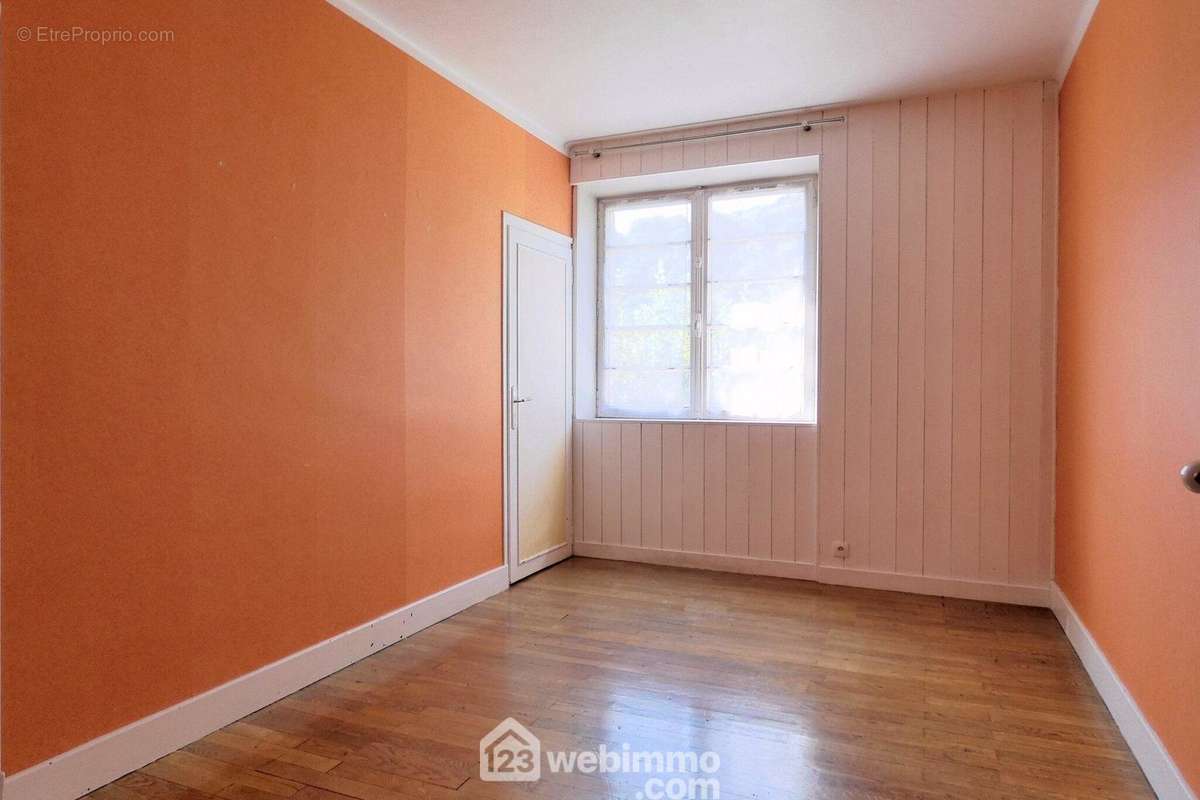 Une 1ère chambre de 12 m² - Appartement à UGINE