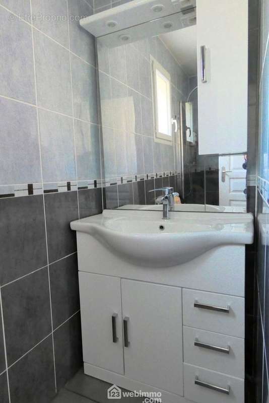 ... Avec sa salle de douche privative... - Maison à UGINE