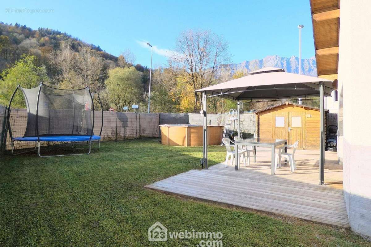 Cette pièce offre l&#039;accès sur la terrasse et le terrain - Maison à UGINE