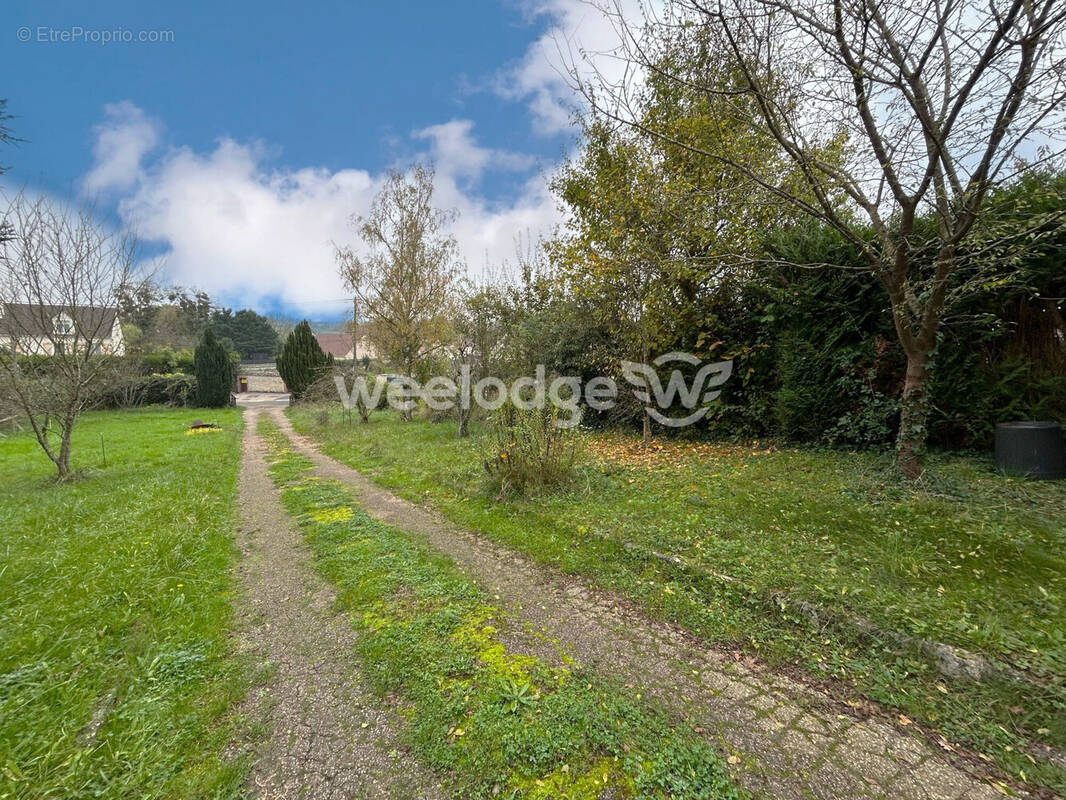 Terrain à MONTIGNY-LENCOUP