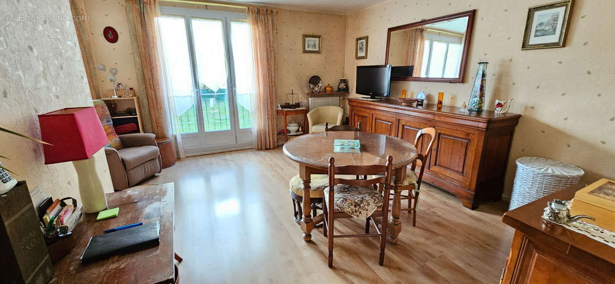 Appartement à EZANVILLE