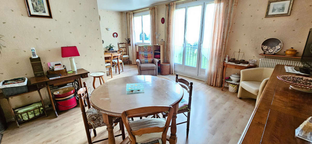 Appartement à EZANVILLE