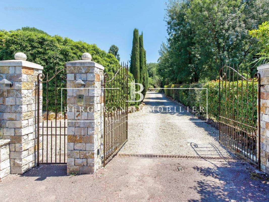 Maison à CHATEAUNEUF-GRASSE