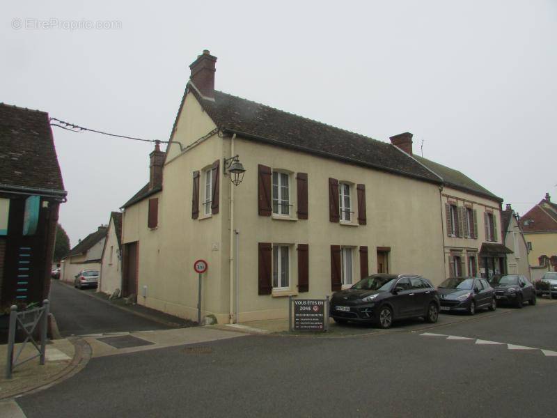 Maison à CHERISY