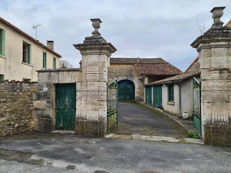 Maison à CHAMPNIERS