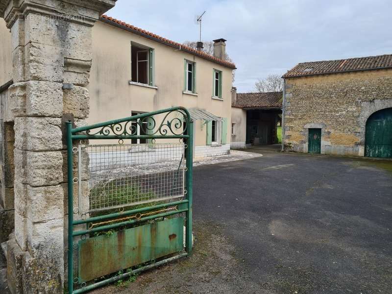 Maison à CHAMPNIERS