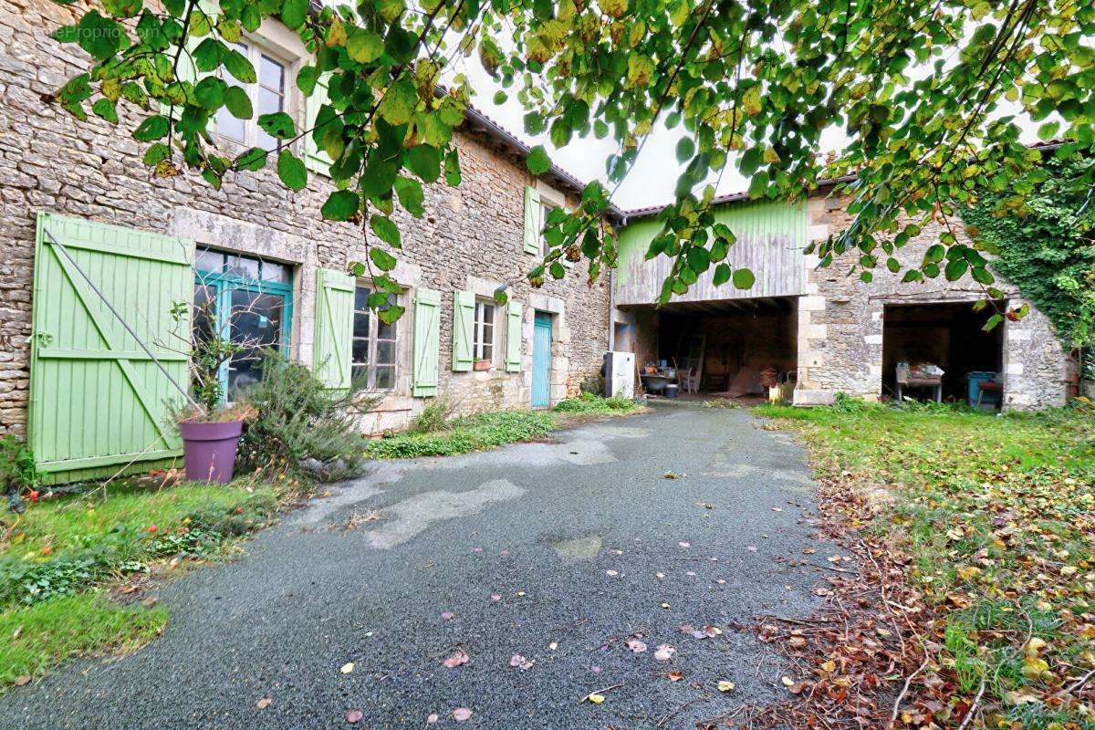 Maison à SAINT-CHRISTOPHE-SUR-ROC