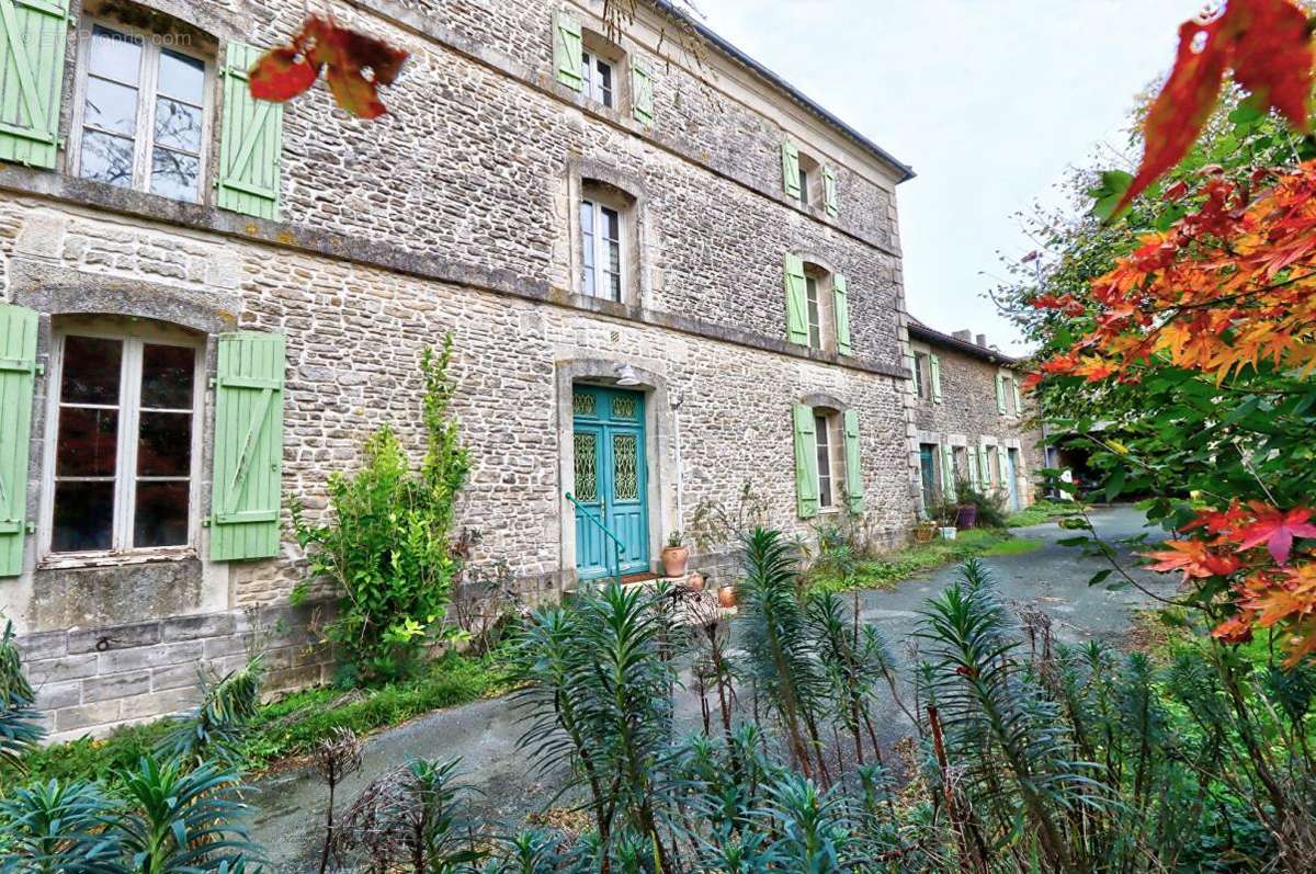 Maison à SAINT-CHRISTOPHE-SUR-ROC