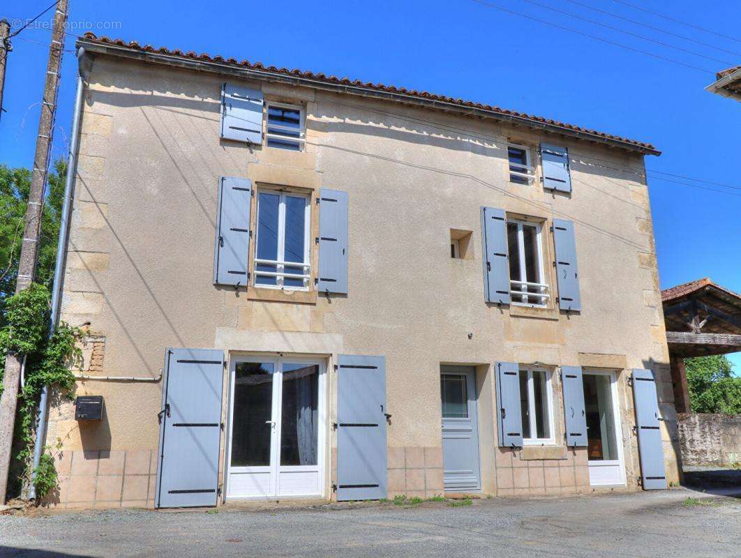 Maison à CHAMPDENIERS-SAINT-DENIS