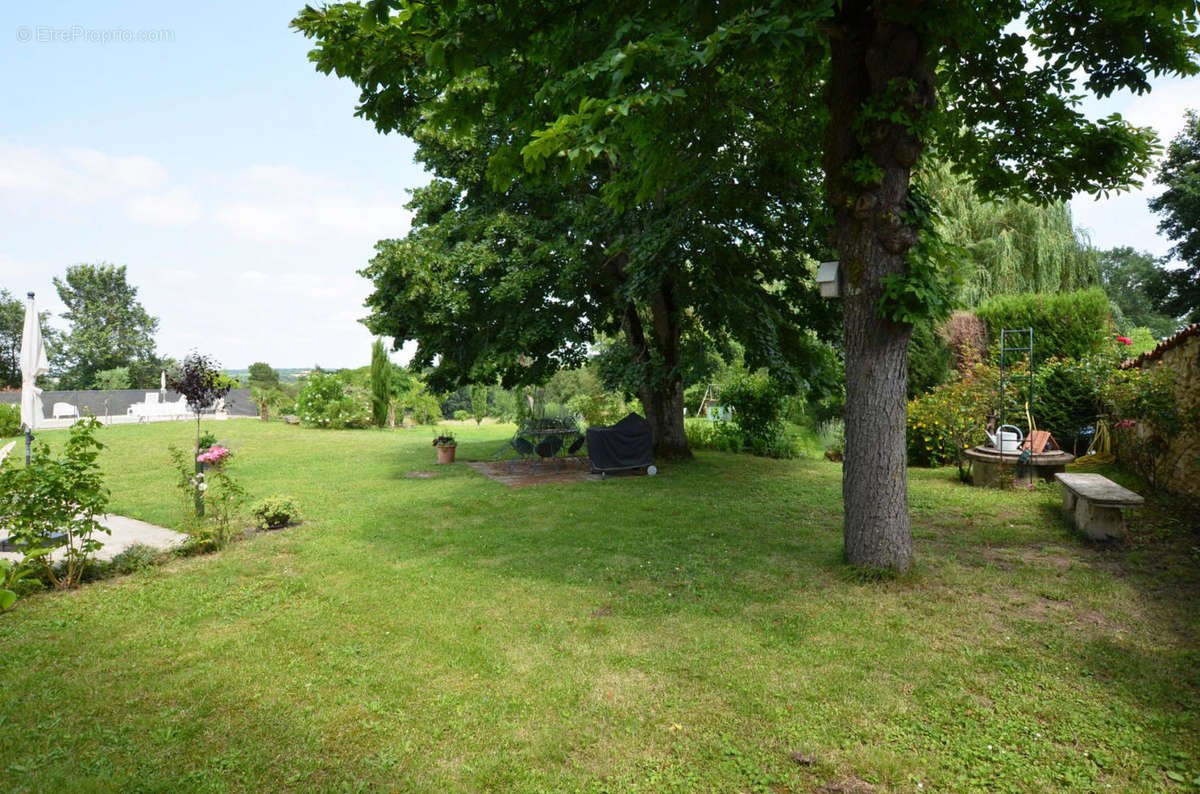 Jardin 1 - Garden 1 - Maison à VIC-FEZENSAC