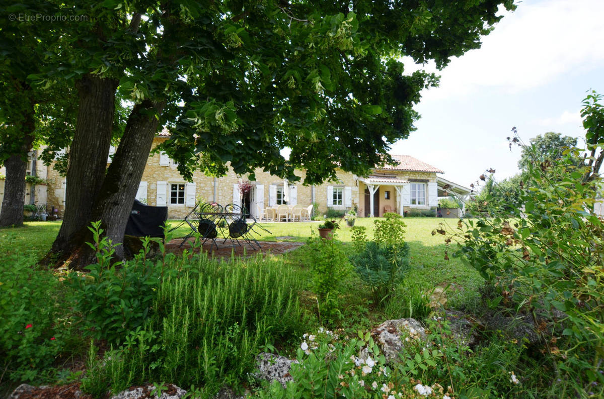 Maison et fleurs - House &amp; flowers - Maison à VIC-FEZENSAC