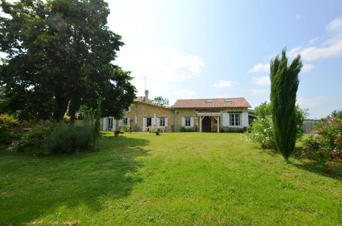 Maison et jardin loin - House &amp; Garden afar - Maison à VIC-FEZENSAC