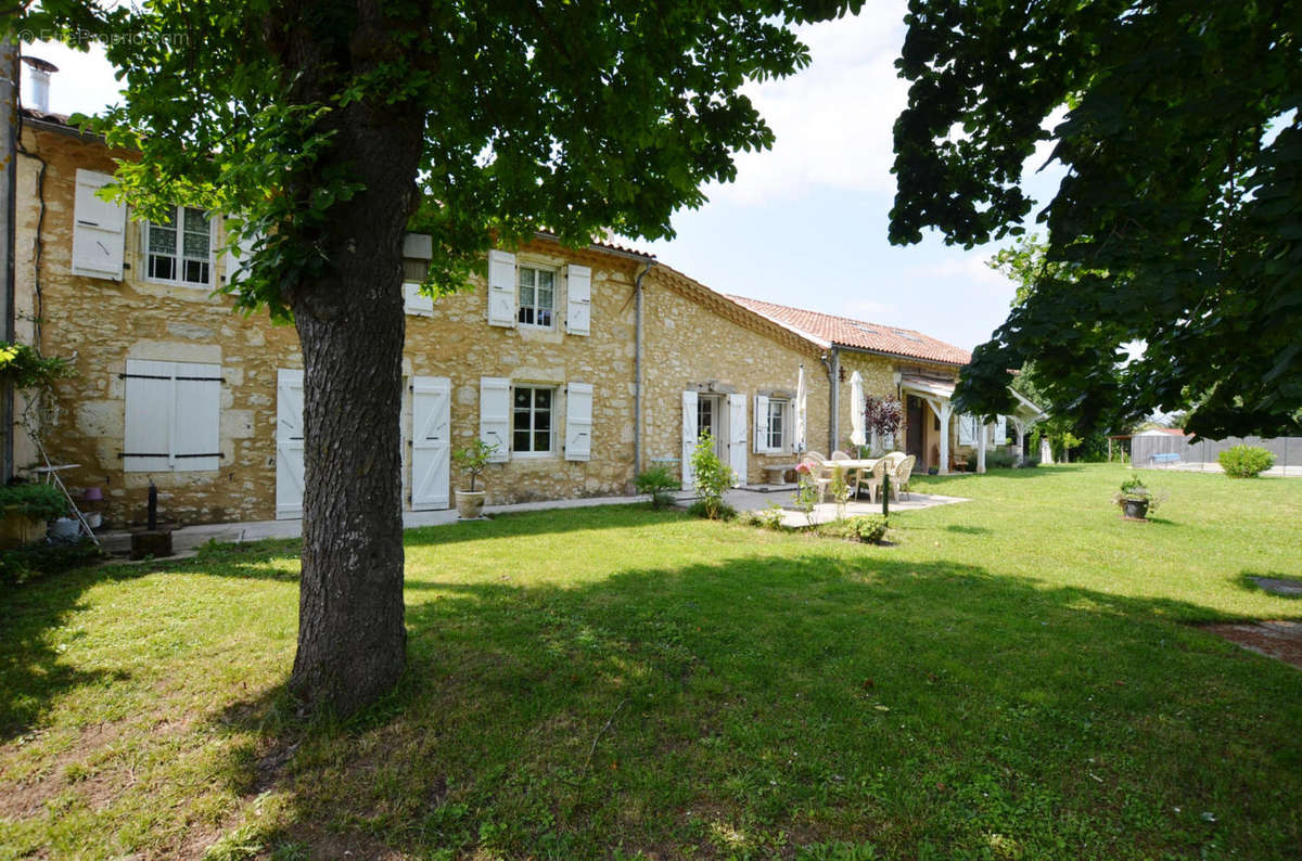 Maison toute la facade - House full facade - Maison à VIC-FEZENSAC