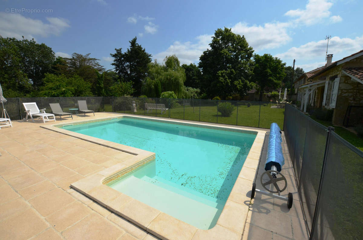 Piscine proche 1 - Pool close 1 - Maison à VIC-FEZENSAC