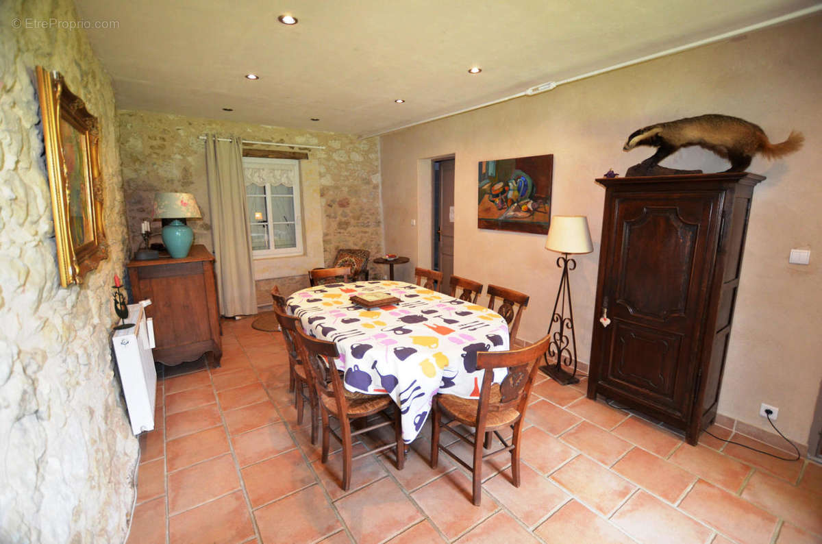 Salle a manger 1 - Dining room 1 - Maison à VIC-FEZENSAC