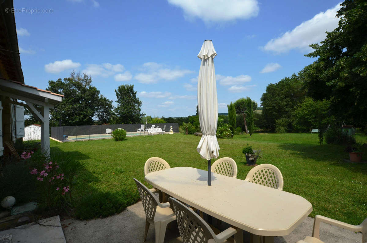 Terrasse maison - House terrace - Maison à VIC-FEZENSAC