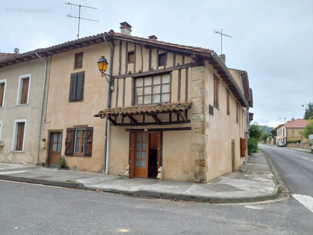 Maison à MONTBRUN-BOCAGE