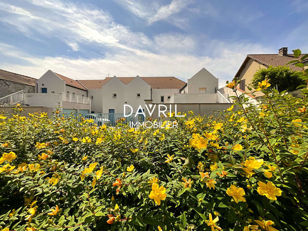 Appartement à CHANTELOUP-LES-VIGNES