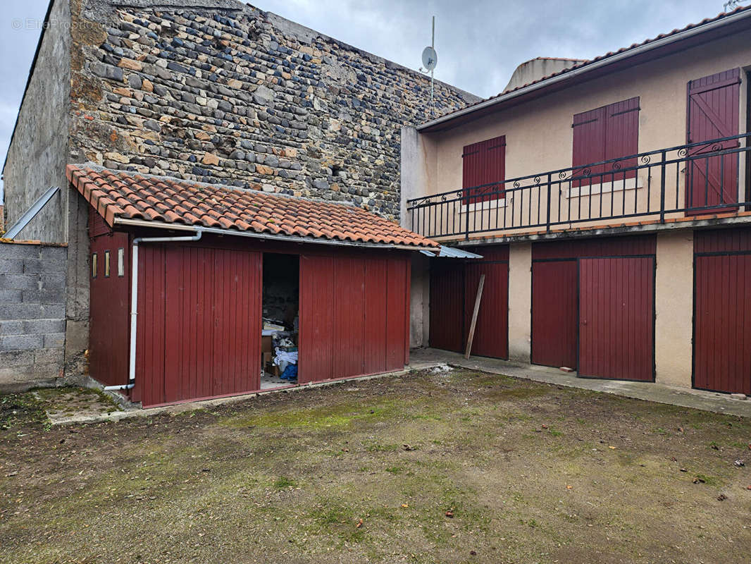 Maison à LE BREUIL-SUR-COUZE