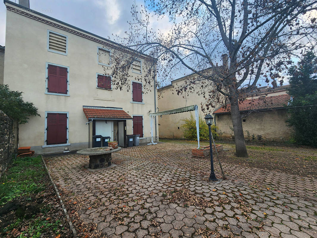 Maison à LE BREUIL-SUR-COUZE